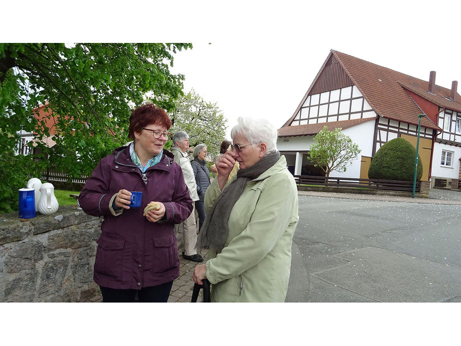 Frühstück vor der Kirche Neuberich